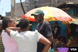 JJ talks to residents of Mathare. (Photo: Rael Ombuor / VOA )