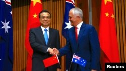 中国总理李克强与澳大利亚总理特恩布尔在位于堪培拉的议会大厅共同出席一项签字仪式(2017年3月24日资料照片)