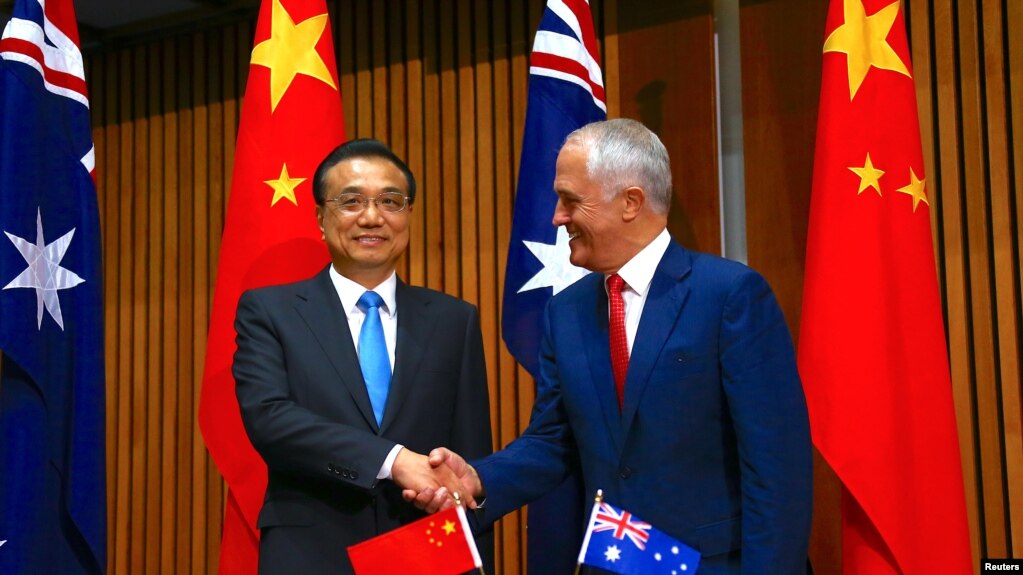 中国总理李克强与澳大利亚总理特恩布尔在位于堪培拉的议会大厅共同出席一项签字仪式(2017年3月24日资料照片)