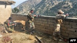En esta imagen de archivo de noviembre de 2019 ls fuerzas de seguridad afganas participan en una operación en curso contra militantes del Estado Islámico en el distrito de Achin de la provincia de Nangarhar.