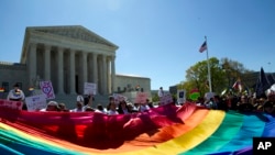 Demonstran berdiri di depan Mahkamah Agung AS, 28 April 2015. Hari Minggu (17 Mei) dinyatakan sebagai Hari Internasional Menentang Homophobia, Transphobia dan Biphobia. (AP)
