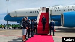 토니 블링컨(가운데) 미 국무장관이 13일 자카르타 인근 수카르노하타 국제공항을 통해 인도네시아에 도착하고 있다.
