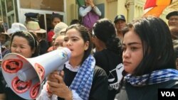 Tep Vanny, center, defender of housing rights in Boeng Kak area shouts for justice in front of the entrance to the Supreme Court in Phnom Penh, Wednesday, March 2, 2016. (Hul Reaksmey/VOA Khmer)