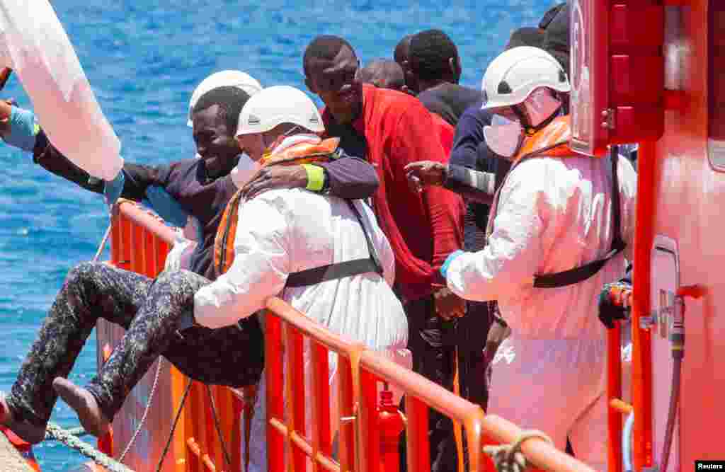 VENDREDI. Un bateau avec 700 migrants fait naufrage en Grèce. Lire la suite ici. 