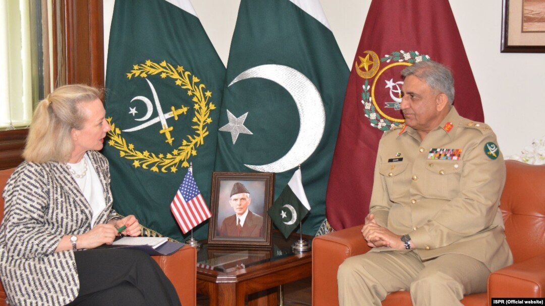 Bà Alice G. Wells trong một cuộc gặp với quan chức quốc phòng Pakistan.
