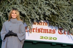 Ibu Negara AS Melania Trump menerima Pohon Natal Gedung Putih di Gedung Putih di Washington, DC, pada 23 November 2020. (Foto: AFP/Nicholas Kamm)