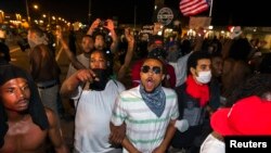 Biểu tình gần thị trấn Ferguson, bang Missouri sau vụ nổ súng gây thiệt mạng Michael Brown, 18/8/14