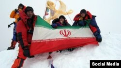 عظیم قیچیساز کوهنورد ایرانی در نخستین صعود خود به اورست - ۱۳۸۴