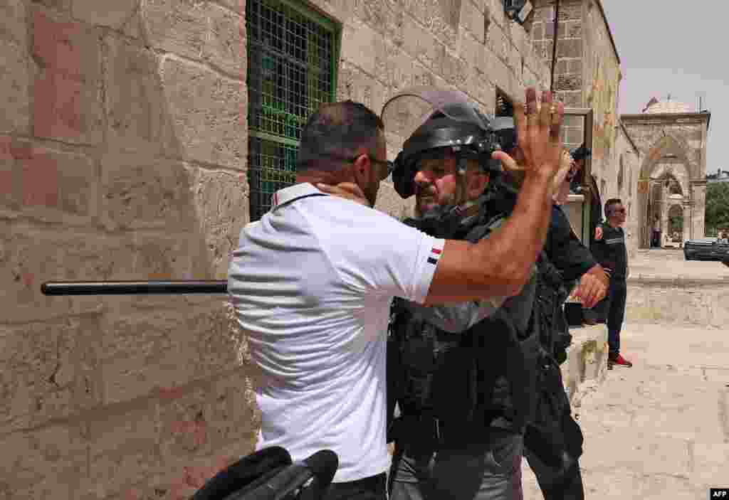 Israeli security forces and Palestinian Muslim worshippers clash in Jerusalem&#39;s al-Aqsa mosque compound, the third holiest site of Islam.