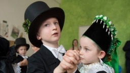 ILUSTRASI - Anak-anak mengenakan kostum pernikahan tradisional Sorbia pada pesta 'Vogelhochzeit' (lit. 'Pernikahan Burung') di Ostro, Jerman timur, 25 Januari 2017. Sorbs adalah minoritas Slavia yang berlokasi dekat perbatasan Jerman-Polandia (Sebastian Kahnert/dpa via AP)