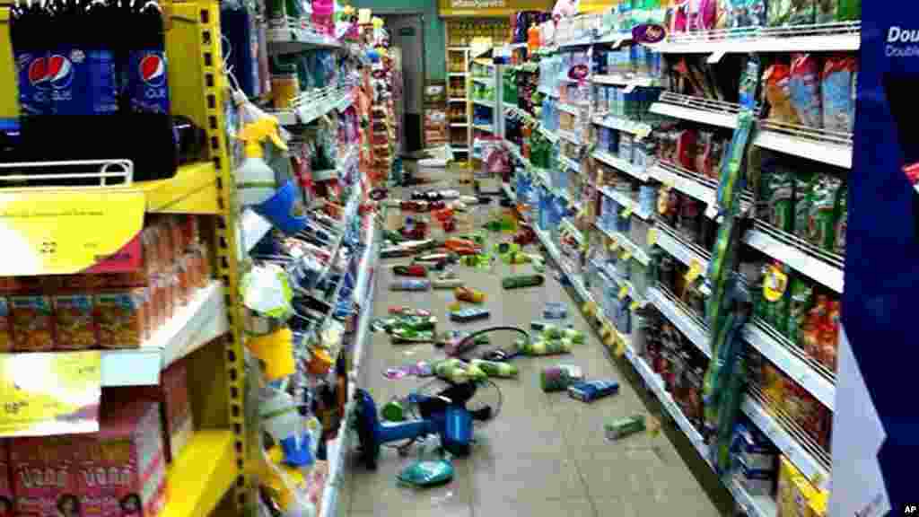 Barang-barang di toko bahan makanan jatuh dari raknya dan mengotori lantai akibat gempa bumi di Chiang Rai, Thailand utara, 5 Mei 2014.