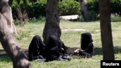 Des femmes voilées sont assises dans un jardin dans la province de Raqqa, le 31 Mars 2014. 