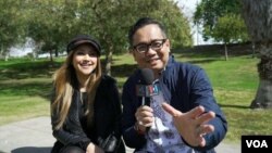 Sarah Azhari (kiri) saat diwawancarai oleh Ian Umar/VOA Indonesia di Los Angeles, California.