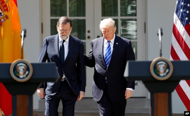 El presidente Donald Trump habló sobre la ayuda a Puerto Rico y las Islas Vírgenes estadounidenses durante una conferencia de prensa conjunta con el primer ministro de España, Mariano Rajoy, en el Jardín de las Rosas de la Casa Blanca. Sept. 26, 2017.