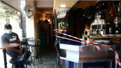 Një bar është qarkuar nga shiritat për të siguruar distancën mes klientëve në Madrid, Spanjë (25 shtator 2020)