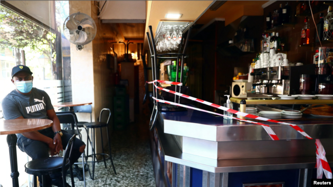 Një bar është qarkuar nga shiritat për të siguruar distancën mes klientëve në Madrid, Spanjë (25 shtator 2020)