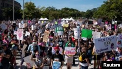 2 Ekim 2021 - ABD'de Kadın Yürüyüşü eylemine katılan binlerce kişi kürtaj hakkını savunmak için Anayasa Mahkemesi'ne yürüdü