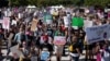 Pristalice prava na abortus okupile su se na Fridom plazi a zatim marširale ka Vrhovnom sudu, na nacionalnom Ženskom maršu u Vašingtonu, 2. oktobra 2021. 