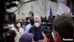 Presiden Kuba Miguel Diaz-Canel berbicara kepada awak media dalam sebuah kesempatan di San Antonio de los Banos, Kuba, pada 11 Juli 2021. (Foto: Reuters/Alexandre Meneghini)