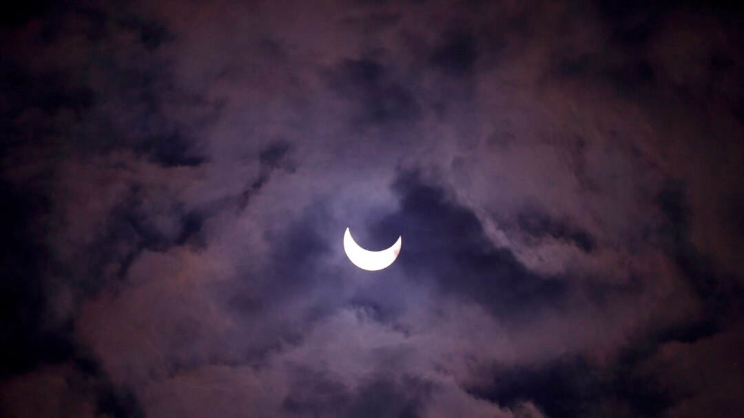 A media fase del eclipse anular de sol de diciembre 26 de 2019, el cielo comienza a oscurecerse.