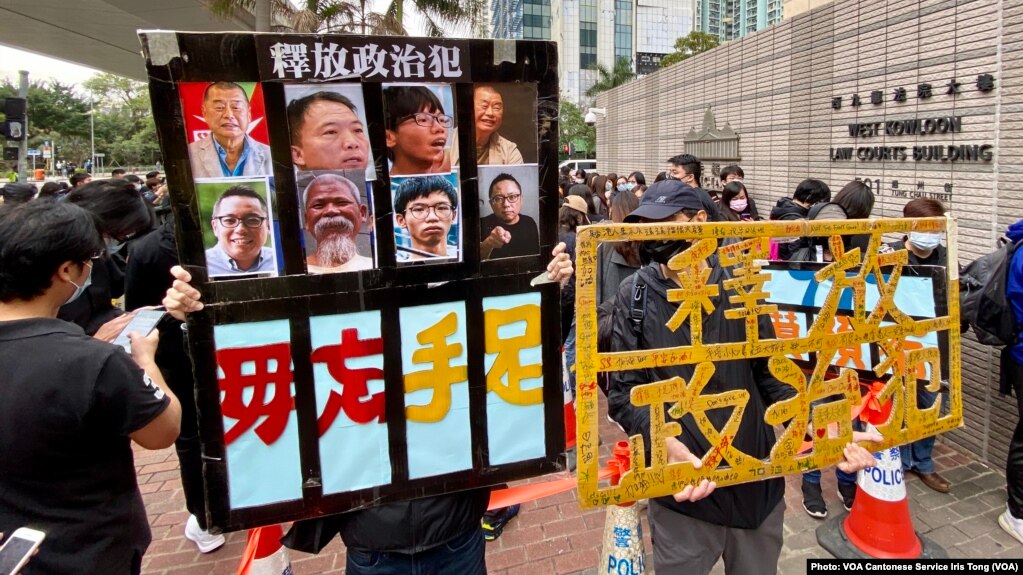 估计超过1千人3月1日早上到西九龙裁判法院大楼外排队旁听，声援因民主派35+初选被控串谋颠覆国家政权罪的47名民主派人士 (美国之音/汤惠芸）