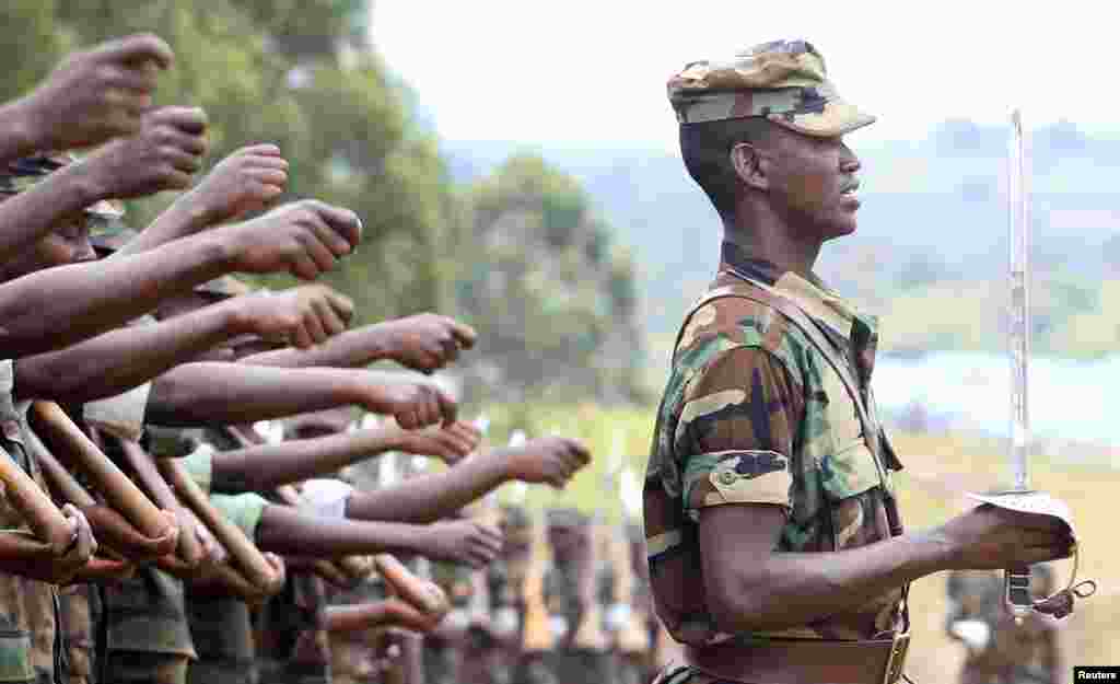 Somalijski vojni pitomci, koji su obavili obuku vojnih instruktora Evropke unije, na svečanosti u jednoj vojnoj bazi u Ugandi. Posle obavljene sedmomesečen obuke, 500 vojnika se vraća u rodnu Somaliju. 