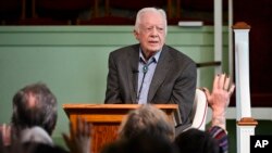 El expresidente de EE.UU. Jimmy Carter dicta una clase bíblica en la Iglesia Bautista Maranatha, en Plains, Georgia, el 3 de noviembre de 2019.