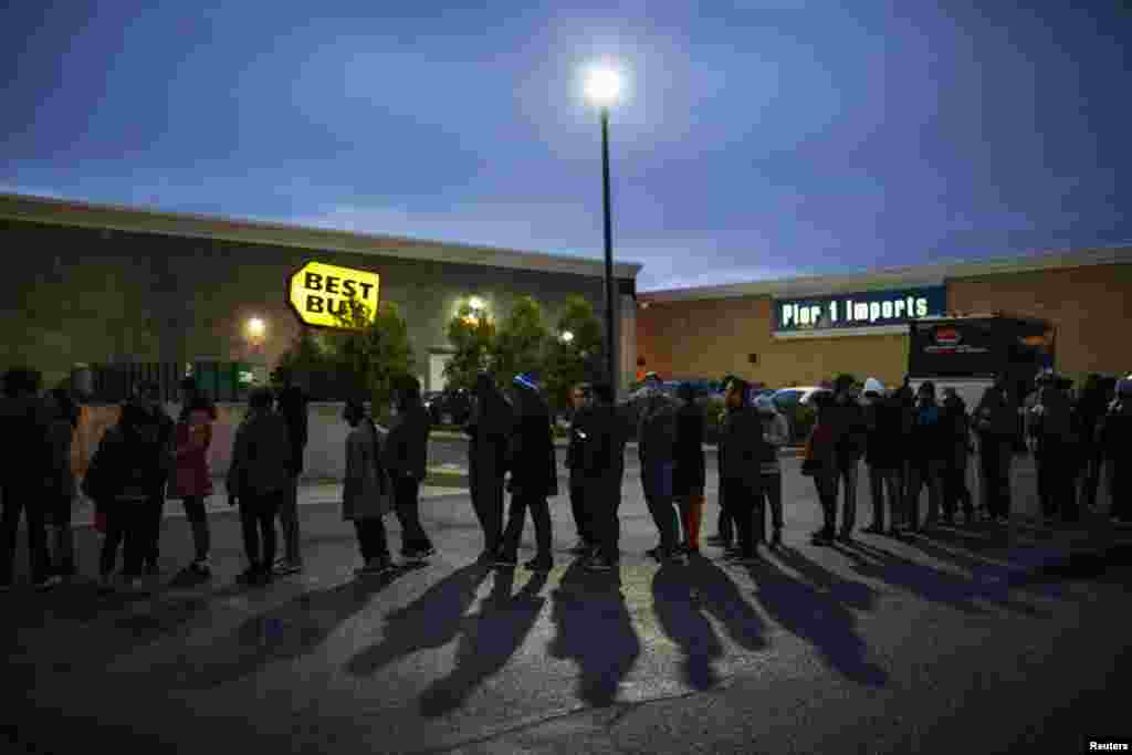 Shoppers line up outside Best Buy before the store opens in Newport, New Jersey, Nov. 27, 2014. 