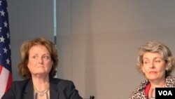 La secretaria de Estado adjunta para diplomacia y asuntos públicos, Judith McHale, y la directora general de UNESCO, Irina Bokova, en el lanzamiento del evento.
