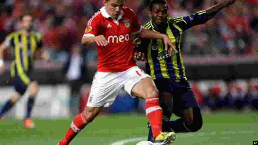 Mchezaji wa Benfica, Rodrigo Lima, kutoka Brazil, kushoto, anapambana kuchukua mpira kutoka kwa mchezaji wa Fenerbahce, Joseph Yobo, kutoka Nigeria, wakati wa duru ya pili ya kombe la Europa Alhamisi, Mei 2 2013, mjini Lisbon.