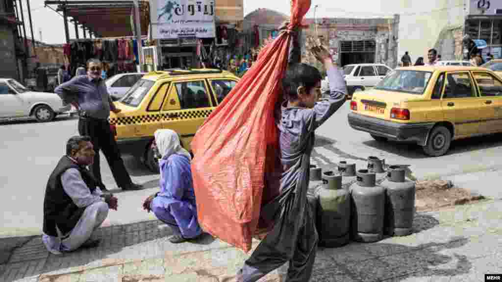 اینجا ایران است. سیستان و بلوچستانی که فقیر مانده است. خبرگزاری مهر، عکسی از شهر زابل دارد و نوشته "شهری سوخته پشت باسکول". عکس: مهسا اعرابی فرد
