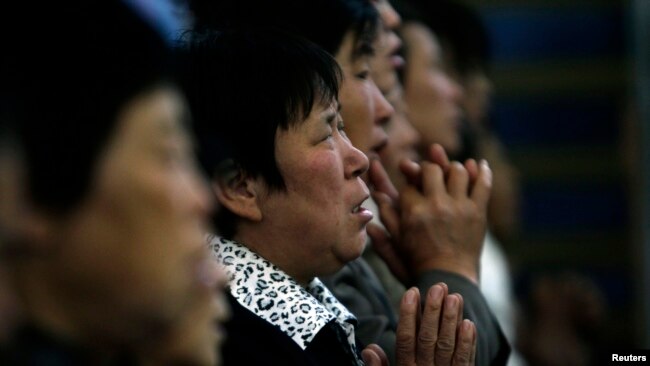 中国山西省一处农村的天主教堂内信徒在所弥撒。