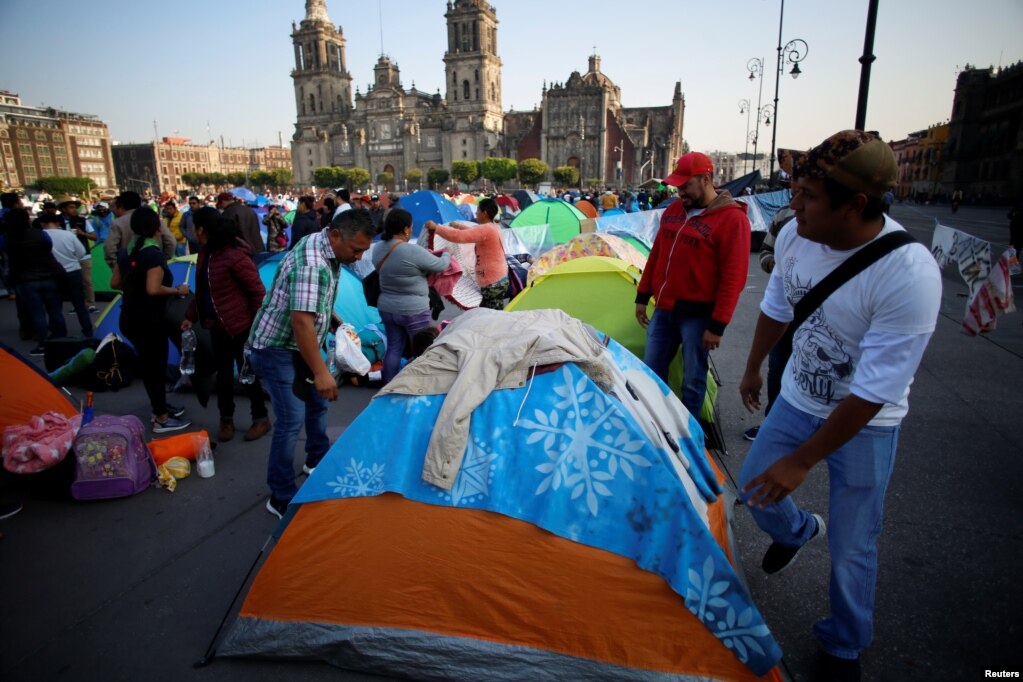 Manifestantes del sindicato de maestros de la Coordinación Nacional de Trabajadores de la Educación (CNTE) protestan en la plaza Zócalo, mientras el gobierno de México busca minimizar la interrupción pública en su respuesta a la enfermedad por coronavirus.