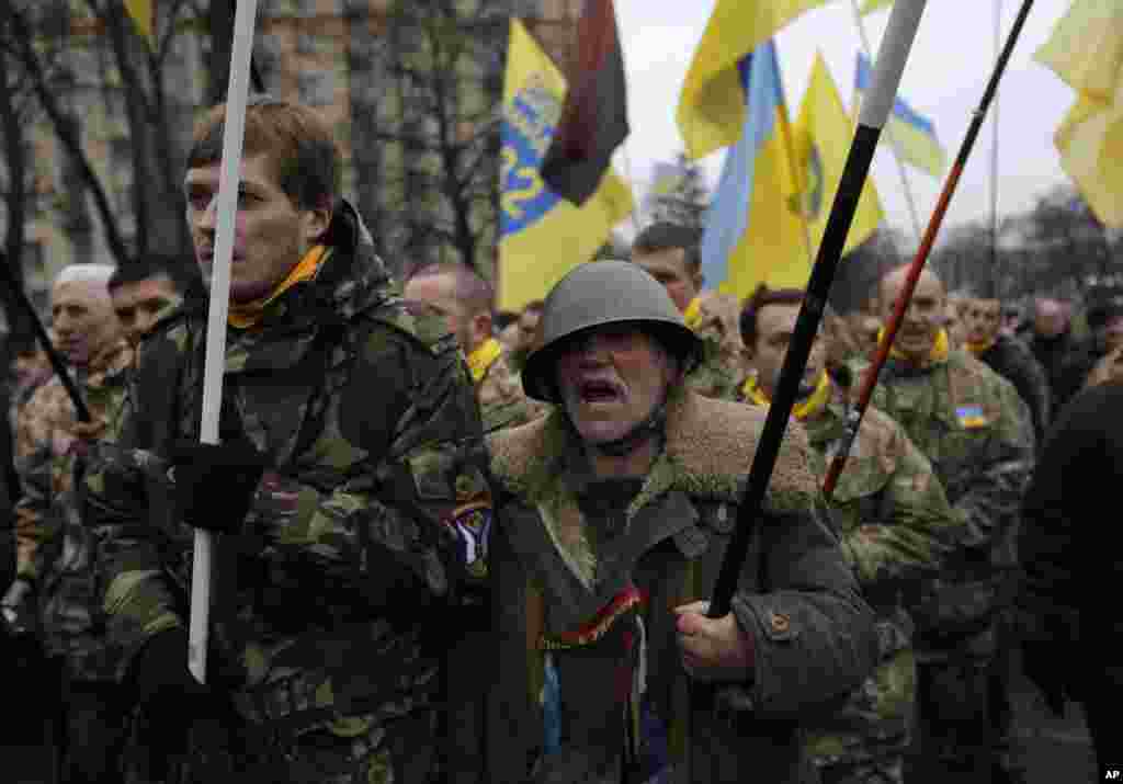 Ribuan orang berpartisipasi dalam acara peringatan kematian 100 demonstran di Kyiv (22/2). ​(AP/Sergei Chuzavkov)