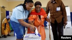 Mushandi wekomisheni inoona nezvesarudzo muSouth Africa yeElectoral Commission achibatsira mbuya vasingaoni vavhota musarudzo. 
