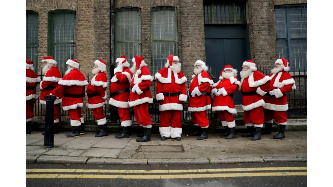 Para 'Sinterklas' berpose di depan kampus sekolah khusus "The Ministry of Fun Santa School" di Museum Ragged, London, Inggris, 16 November 2017. (Foto: dok).