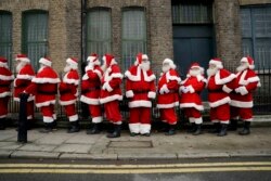 Para 'Sinterklas' berpose di depan kampus sekolah khusus "The Ministry of Fun Santa School" di Museum Ragged, London, Inggris, 16 November 2017. (Foto: dok).