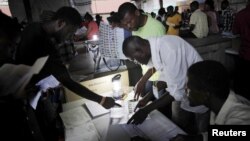 Anplwaye Konsèy Elektoral la ap revize bilten vòt apre eleksyon 9 out 2015 la