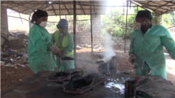 Mariam Keita, directrice de 'Binedou Global Service', et deux de ses employées remplissent les moules, à Conakry, le 5 février 2019. (VOA/Zakaria Camara)