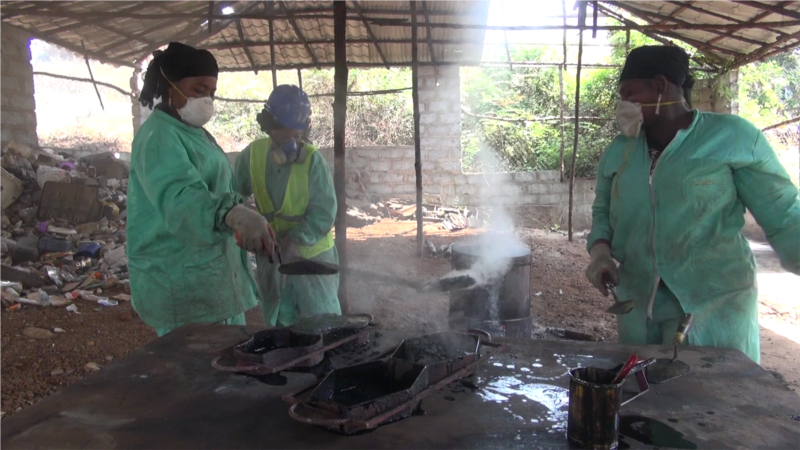 Elle pave les rues de Conakry avec du plastique recyclé