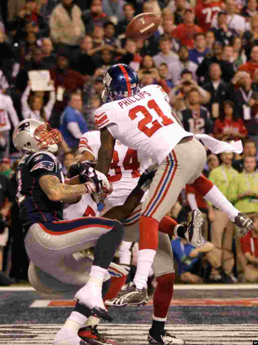 New York Giants safety Kenny Phillips (21) breaks up a pass intended for New England Patriots tight end Aaron Hernandez, left, during the second half of the NFL Super Bowl XLVI football game, Sunday, Feb. 5, 2012, in Indianapolis. The Giants won 21-17.