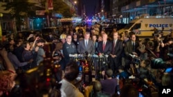 2016年9月17日纽约市长白思豪(中)在曼哈顿爆炸案的一个新闻发布会上。