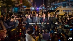 Mayor Bill de Blasio, nan mitan, ak Chèf Department NYPD a James O'Neill; Chelsea, New York, Saturday, Sept. 17, 2016.