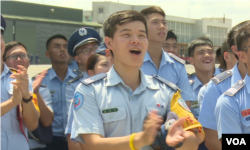 台灣空軍軍官學校學員2017年8月7日為空軍飛機表演歡呼（美國之音黎堡攝）