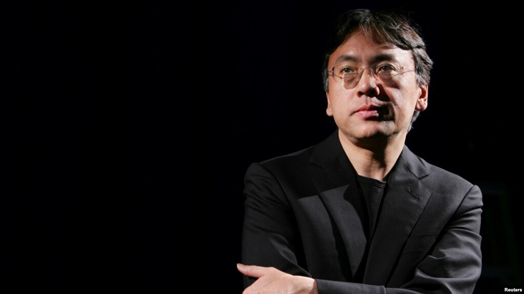 Nhà văn Kazuo Ishiguro trong một cuộc phỏng vấn ở New York (ảnh tư liệu, 4/2005) 