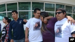 Familiares de Mario Armando Toconas, miembro de la tripulación del submarino ARA San Juan desaparecido, se abrazan frente a la base naval en Mar del Plata, Argentina, el viernes 1 de diciembre de 2017. 