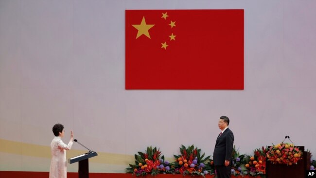 中国国家主席习近平（右）在香港会展中心参加香港特首林郑月娥的宣誓就职仪式。（2017年7月1日）