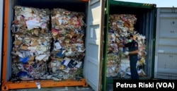 Dua dari 8 kontainer yang mendapat rekomendasi reekspor dari Kementerian Lingkungan Hidup dan Kehutanan (KLHK) ditunjukkan oleh petugas Bea Cukai Tanjung Perak, Surabaya, kepada media. (Foto: Petrus Riski/VOA)