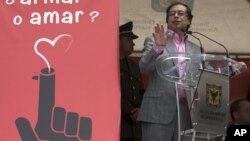 Gustavo Petro militó durante su juventud en el grupo insurgente colombiano M-19, cuando la Alianza Alianza Nacional Popular (ANAPO) acusó al Frente Nacional de Fraude electoral. Posteriormente fue indultado.