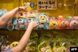 Boneka mainan dari keluarga Funassyi, maskot tidak resmi yang mewakili kota Funabashi, prefektur Chiba di toko suvenir bertema Funassyi di sebuah mal di Funabashi, pinggiran kota Tokyo, 13 Juli 2021. (AFP)